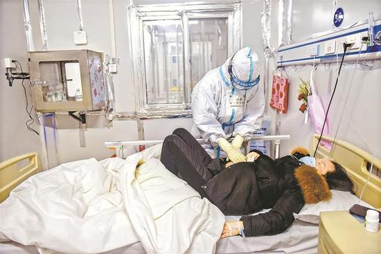 3月9日晚，雷神山医院，深圳医疗队刘磊医生进行查房，并为患者展开诊断治疗。