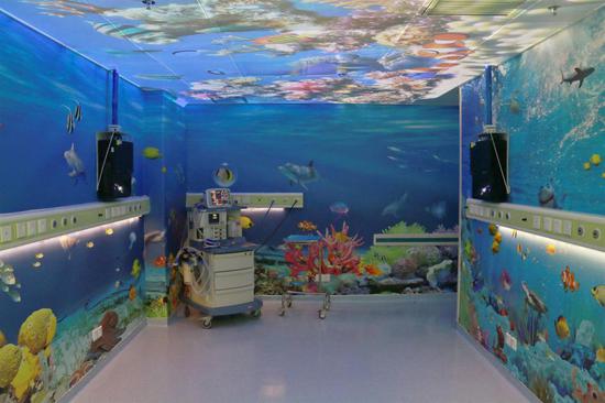 ▲创意麻醉诱导室为孩子搭建了一个虚拟的 “ 海洋世界 ”