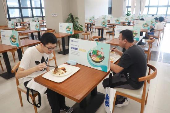 ▲深技大北区食堂采用定点分时错峰供餐制