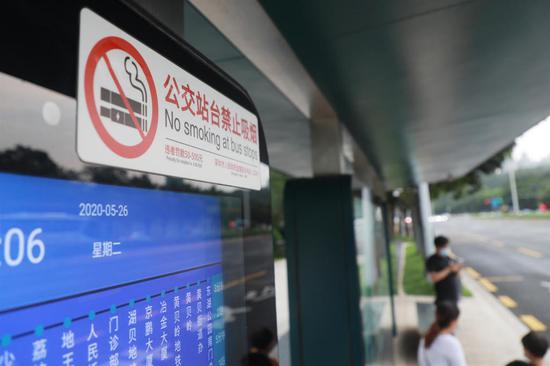 ▲公交站台都贴有禁止吸烟的标识