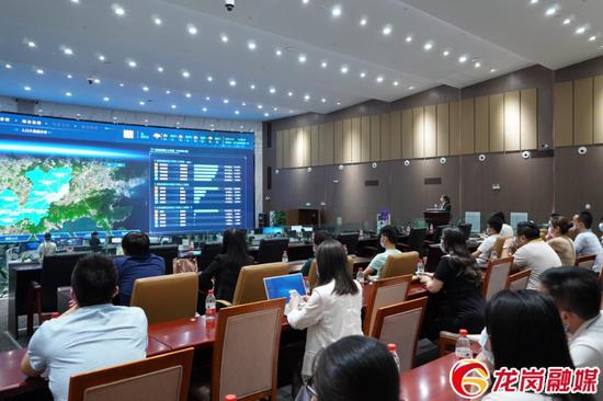 与会代表在新型智慧城区运行管理中心观看相关系统演示