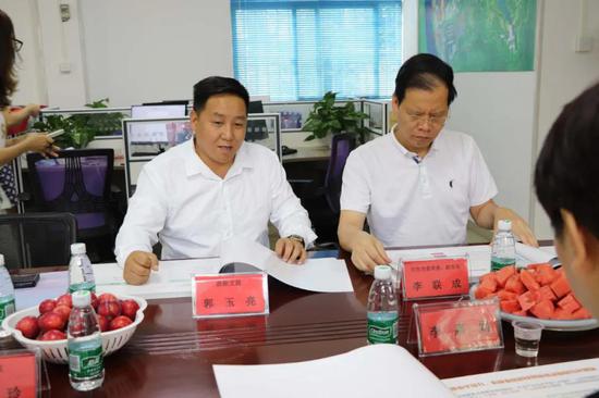 百色市委常委、副市长李联成(右)与项目负责人郭玉亮(左)在会议研讨
