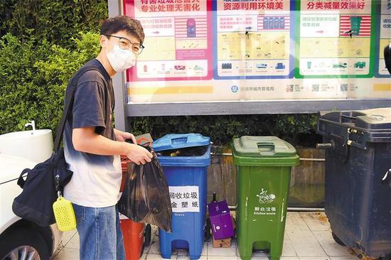 《深圳市生活垃圾分类管理条例》9月1日正式实施，许多市民对如何分类还不是很清楚，还需要一段适应过程。图为市民在分类投放垃圾。 深圳商报记者 廖万育 摄