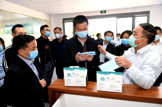 代表团考察调研南山区支持建成的口罩生产企业。