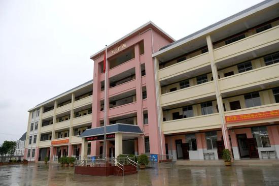 德保县城关镇南山小学。