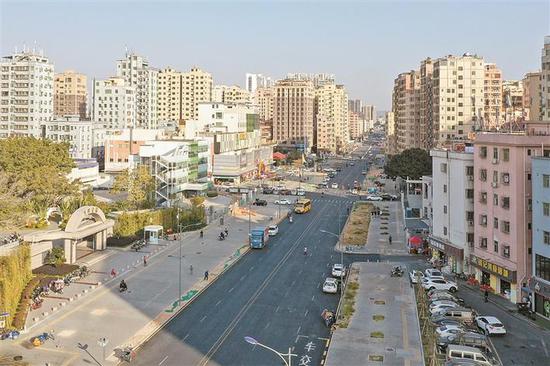 思源路东西贯通直线距离仅仅一公里,由于建筑占据路面,以往居民出行只能绕道。“断头路”打通后,居民出行通畅便利。