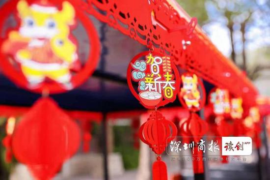 ⇑东部华侨城挂了年味十足的小灯笼。