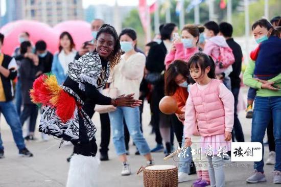 ⇑外国游客与中国人祥和相处。