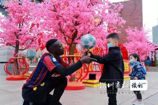 ⇑不同肤色共度中国年。