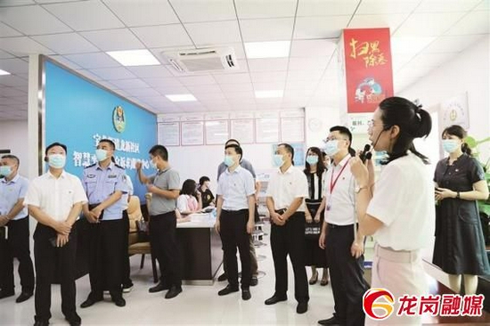 参观宝龙街道龙新社区智慧平安(群众诉求)服务中心