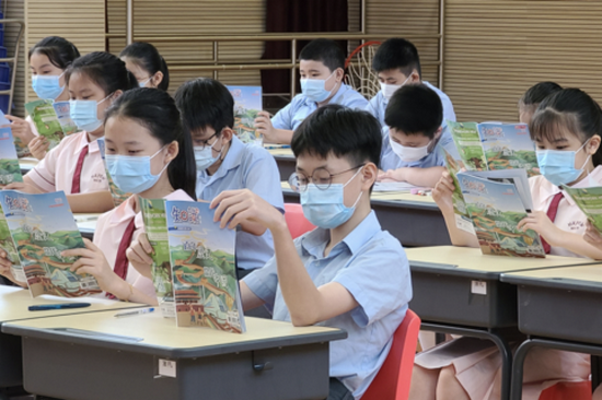 同学们正在阅读《百年历史·当代中国》特刊