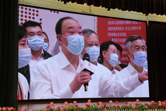 中共中央政治局委员、中宣部部长黄坤明透过视频连线与同学们进行互动