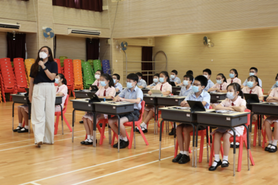 香港黄楚标学校六年级E班的同学们正在上国民教育课