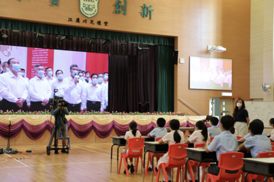 深圳文博会主礼嘉宾与香港小学生视频连线