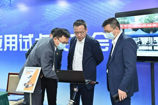 王卫听取地质灾害智慧监测系统介绍