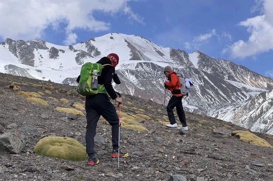 深圳学生宋孟桥和王玮博在岗什卡雪峰攀登过程中