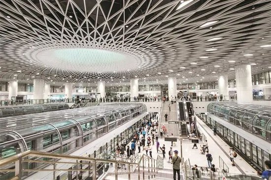 深圳地铁岗厦北枢纽。 深圳特区报记者 刘羽洁 摄