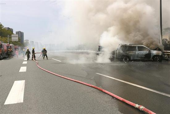 两车相撞起火燃烧，面包车几乎被烧成空架。