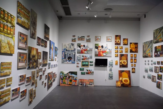 　梁美萍，《香港制造》，尺寸可变，200张油画的版本、视频，装置，2006-2018