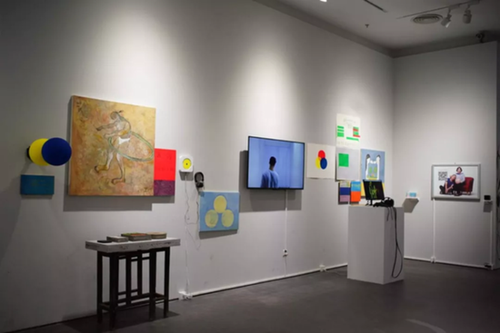黄成,《self-house》,尺寸可变,VR影像、声音、综合材料绘画、灯箱、水泥,2017