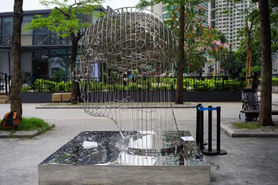 大卫·森尼,《思想家》,230×175×140cm,不锈钢,公共雕塑,2016