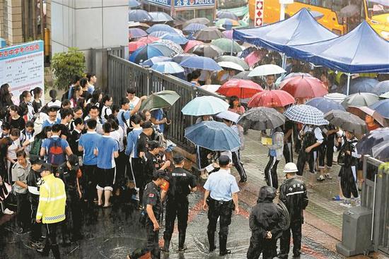 高考首场考试开考前，深圳许多考点都下着暴雨。