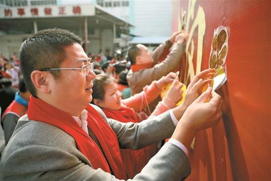 龙岗区相关领导与来深建设者代表用福字共同贴出“我爱龙岗”字样。