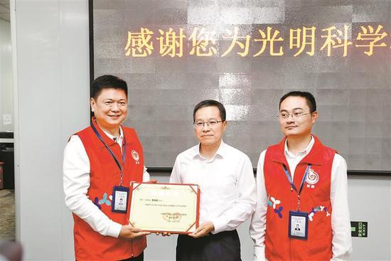 ▲光明区委副书记、区长刘胜为完成签约任务的小组颁发证书。