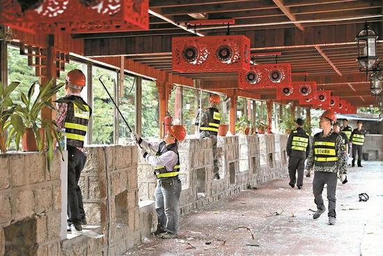 ▲在香蜜湖度假村北区，工作人员对过期临时建筑及其他违建清拆处理。深圳晚报记者 杨少昆 摄