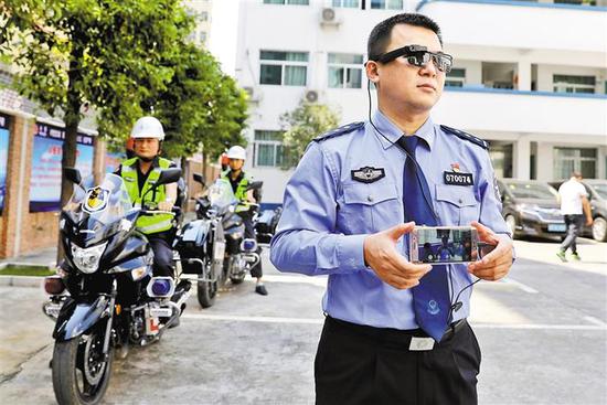 深圳市公安局宝安分局的警官展示“AR眼镜+执法记录仪”。