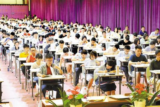 昨日，香港中文大学（深圳）考点，考生们正在接受该校的综合评价测试。