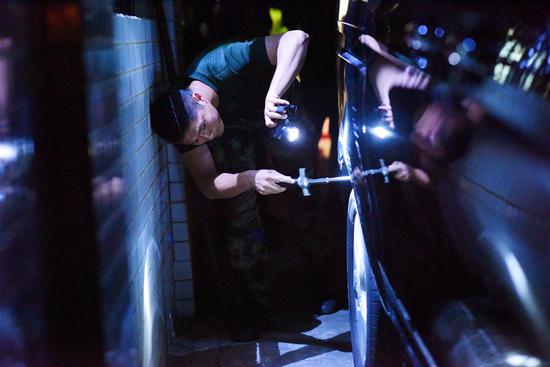 ▲ 2019 年 6 月 22 日，深圳武警官兵在想方设法捕蛇。