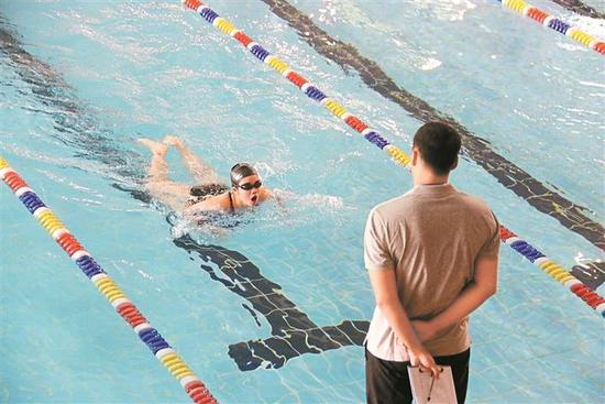 考生在参加游泳考试。2017年，深圳首次将游泳纳入中考体育选考项目。 资料图片