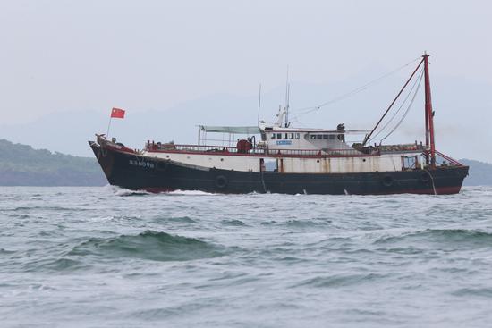 ▲大型渔船开足马力驶向深海。