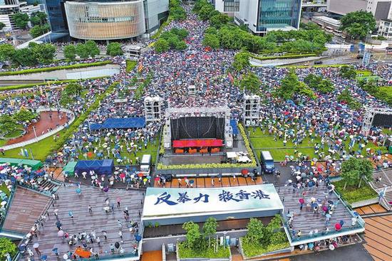 8月17日，香港各界人士在金钟添马公园举行“反暴力、救香港”集会（无人机拍摄）。新华社记者 吕小炜 摄