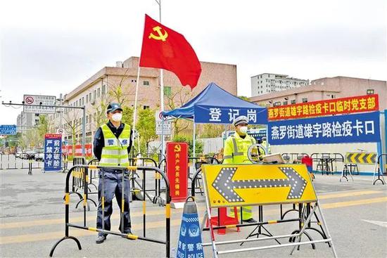 雄宇路一线检疫站内党旗飘扬。