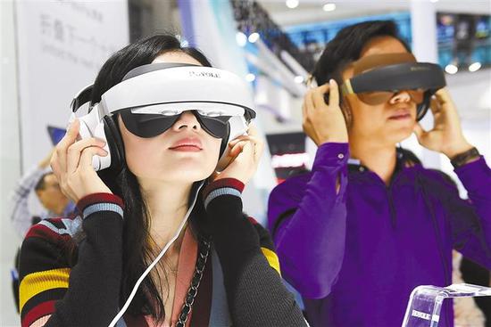 2018年文博会上参观者用VR看电影。