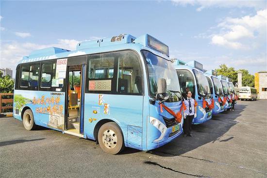 大鹏新区首条红色巴士线路在葵涌开通。