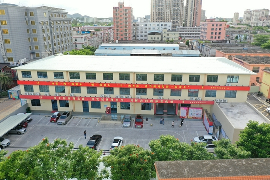 轨道13号线车辆段片区综合开发项目现场指挥部悬挂着内容为“永葆‘闯’的精神、‘创’的劲头、‘干’的作风”“用工作体现忠诚、用发展体现担当、用解决问题体现成效”的宣传横幅。