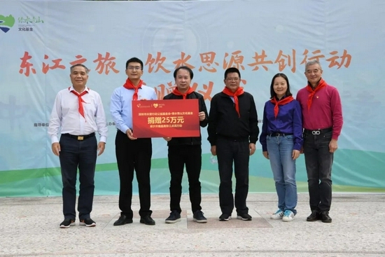深圳市广汇源环境水务有限公司副董事长张德高、深圳市深水水务咨询有限公司副董事长黄琼作为爱心企业代表向留车镇留车村捐赠,关爱基金会理事长张占恒、深圳市水务局林翰章书记、深圳市水务局一级调研员罗宜兵现场见证