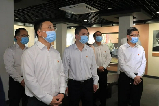 区长范德繁带领区政府班子来到东江游击队指挥部旧址纪念馆重温叶挺将军保家卫国鞠躬尽瘁的革命精神