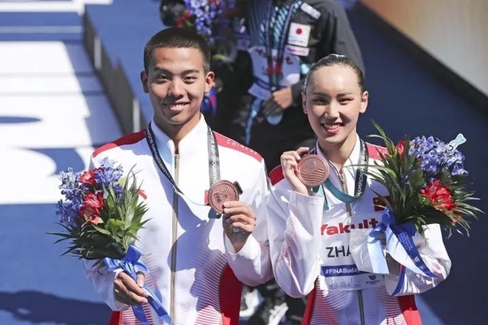 石浩玙（左）/张依瑶在颁奖仪式后合影。新华社记者郑焕松摄