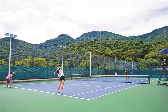  网球场受到不少市民的欢迎。