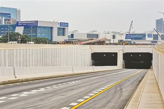 12月14日，妈湾跨海通道建设现场，部分车道已完成施工建设。