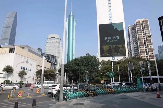 （图 / 深圳万象城巨幅广告）