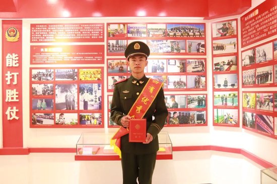 图为2020年陈凯松被部队表彰为“四有”优秀士兵并获得嘉奖