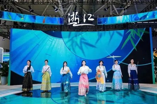 来自浙江嘉兴海宁许村镇的马面裙展位