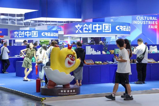 在深圳举行的第二十一届中国(深圳)国际文化产业博览交易会,“文创中国”展区大幅扩大,吸引全国各地百余家机构、企业参展;泡泡玛特、东莞“中国潮玩之都”产业集群等潮玩产品代表也集中亮相。新华社记者 梁旭 摄