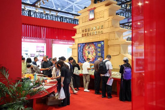 5月22日,观众在文博会中国国家版本馆展台参观。(梁旭 摄)