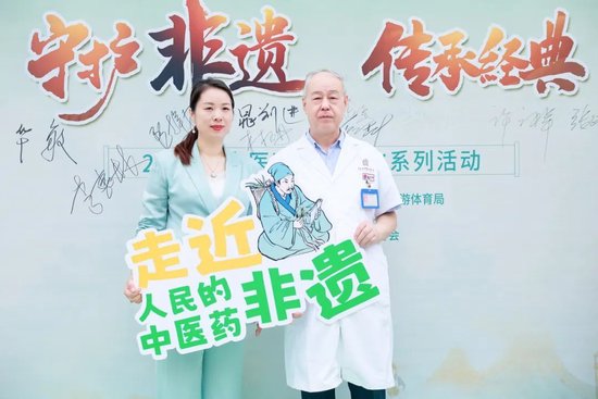 御经堂组织中医药非遗活动(左为阮静媛)